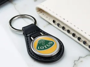 Lotus Personalisierte Schlüsselkette Edles Leder Max Kante